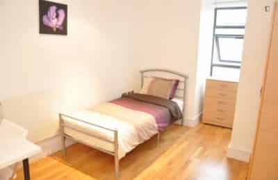 Bedroom 1 - Bathroom?w=400&h=260&fit=crop&q=40&auto=format&trim=auto