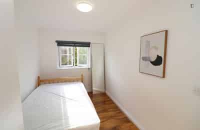 Bedroom 2 - Bathroom?w=400&h=260&fit=crop&q=40&auto=format&trim=auto