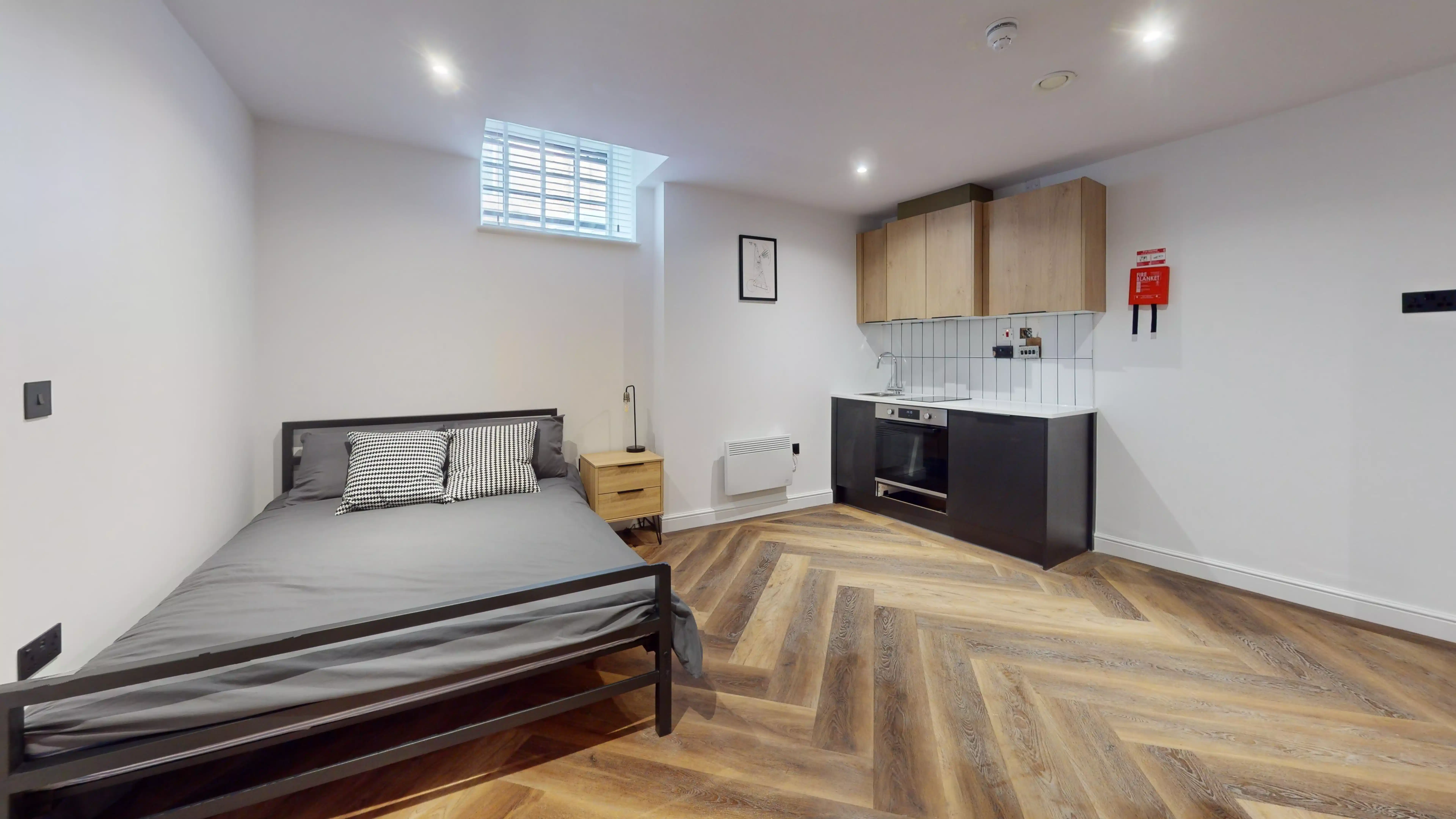 Exterior?w=400&h=260&fit=crop&q=40&auto=format&trim=auto