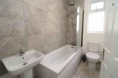 5 bedroom apartment, Farley Road - London, England, United Kingdom - Bedroom 2 - Bathroom