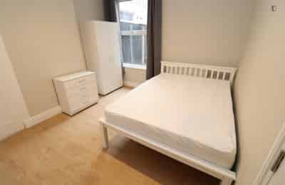 Bedroom 1 - Kitchen?w=400&h=260&fit=crop&q=40&auto=format&trim=auto