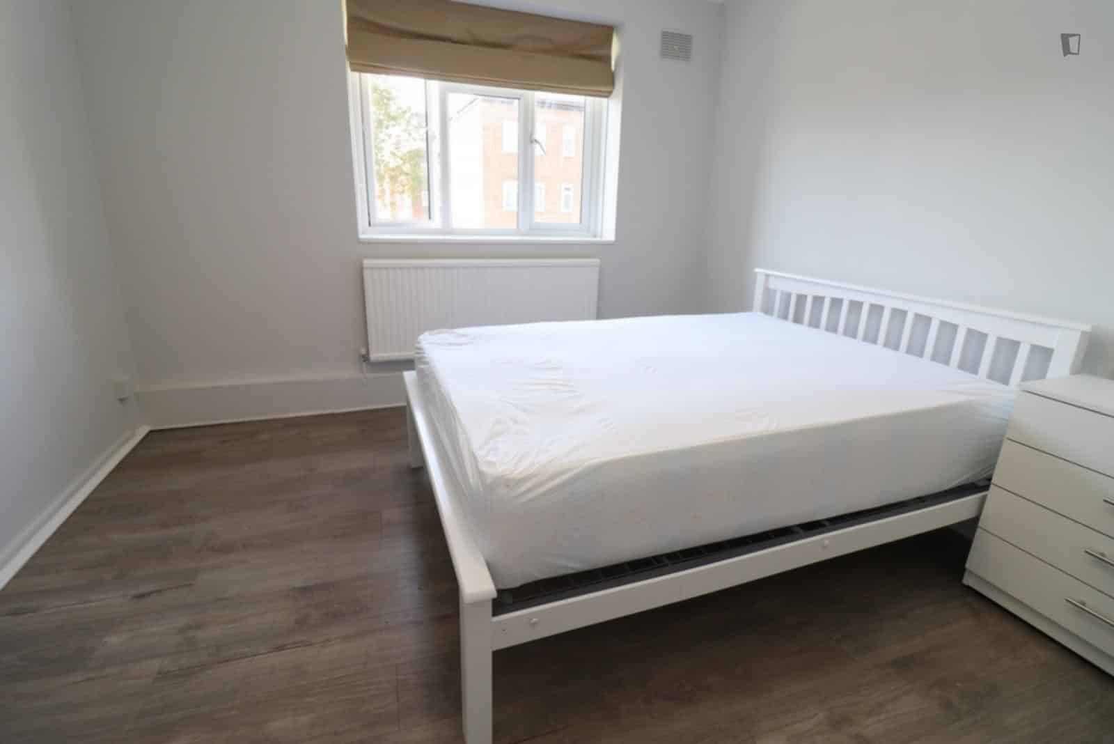 Bedroom 5 - Bathroom?w=400&h=260&fit=crop&q=40&auto=format&trim=auto