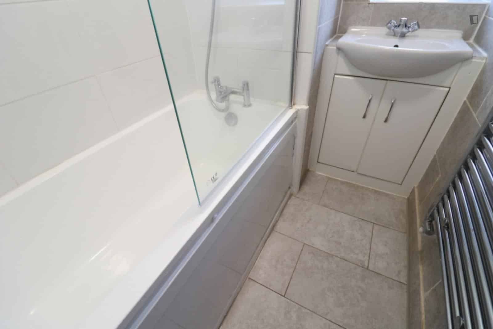 5 bedroom apartment, Maple Avenue - London, England, United Kingdom - Bedroom 5 - Bathroom