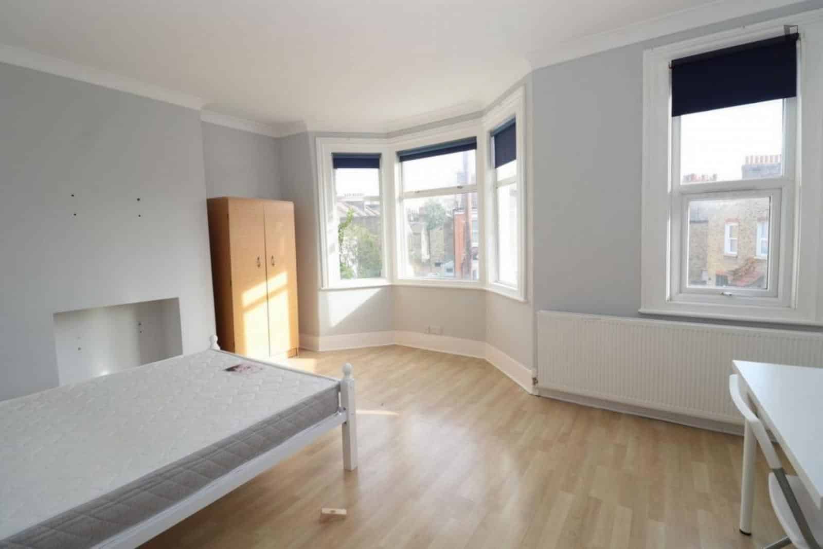 Bedroom 2 - Bathroom?w=400&h=260&fit=crop&q=40&auto=format&trim=auto