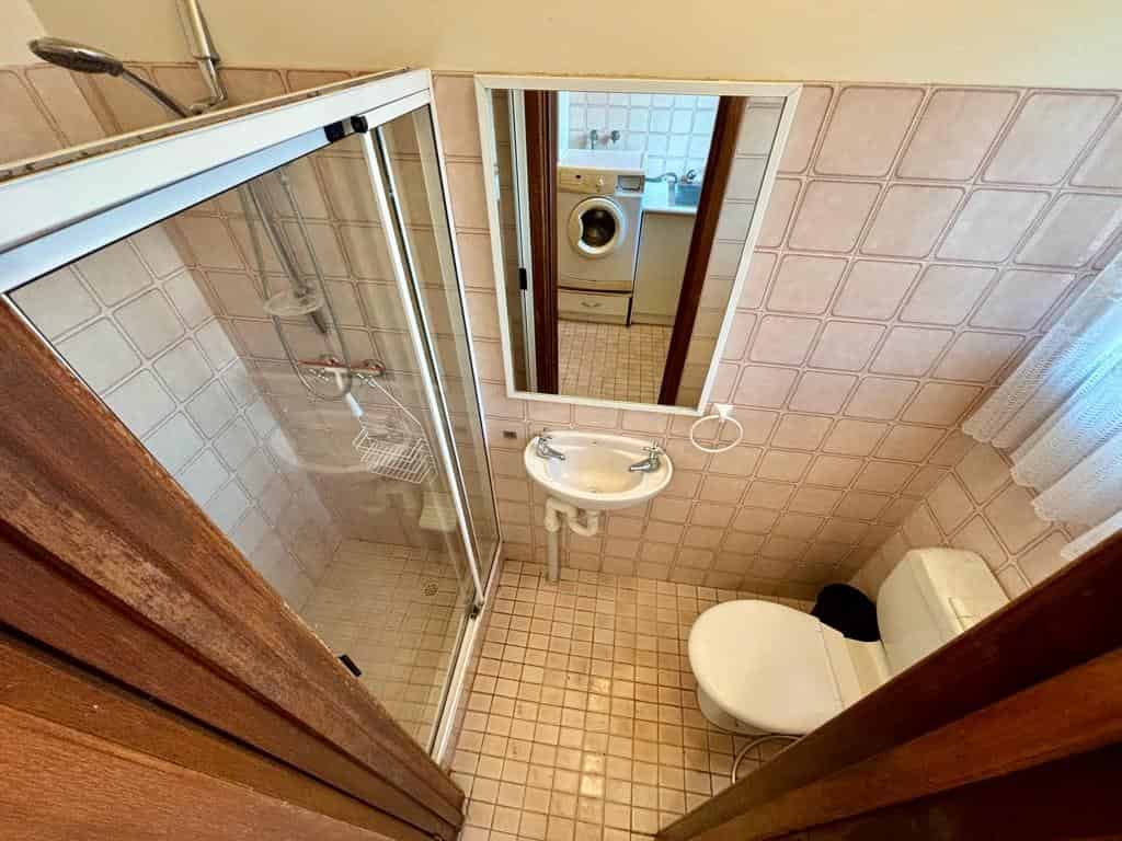 Bathroom?w=400&h=260&fit=crop&q=40&auto=format&trim=auto