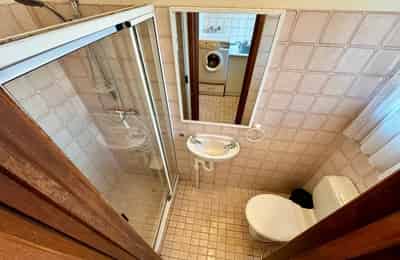 Bathroom?w=400&h=260&fit=crop&q=40&auto=format&trim=auto