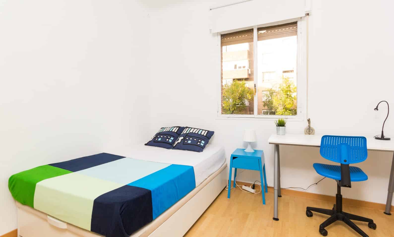 Bathroom?w=400&h=260&fit=crop&q=40&auto=format&trim=auto