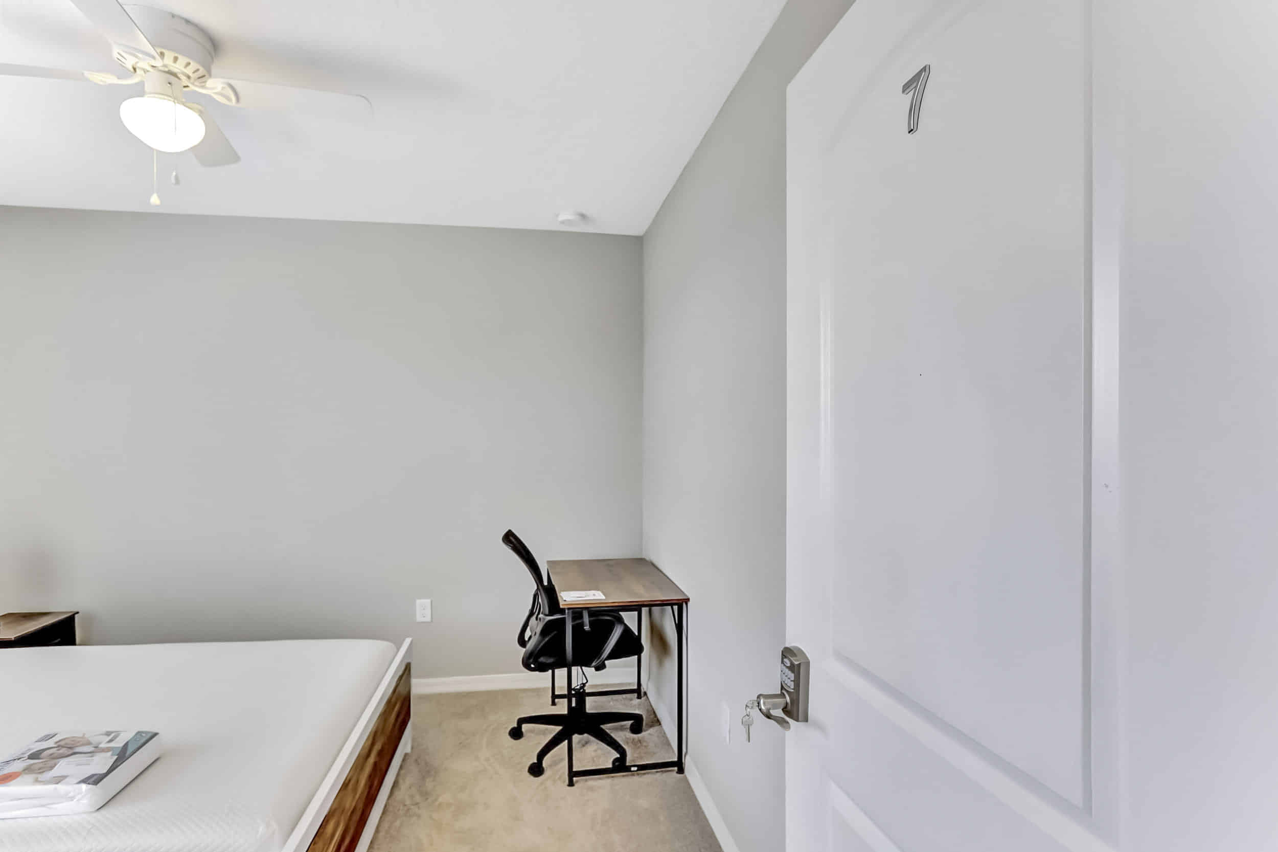 Common Area?w=400&h=260&fit=crop&q=40&auto=format&trim=auto