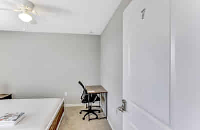 Common Area?w=400&h=260&fit=crop&q=40&auto=format&trim=auto