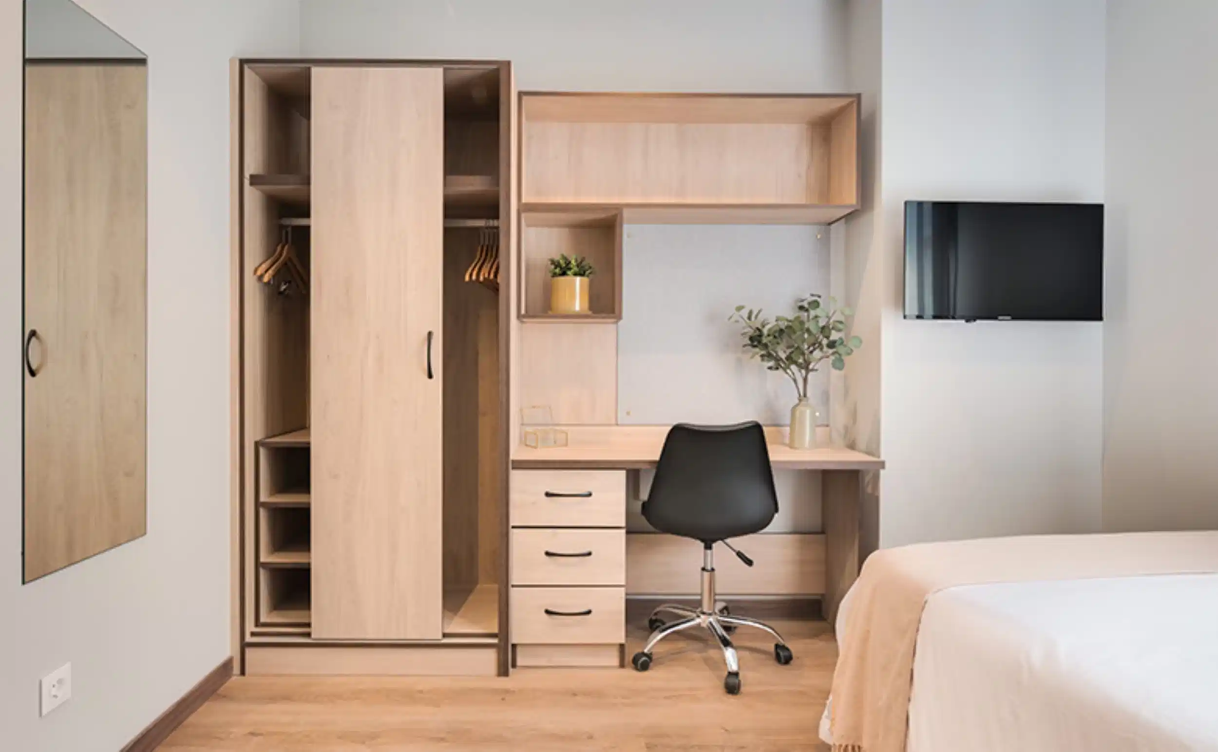 Exterior?w=400&h=260&fit=crop&q=40&auto=format&trim=auto