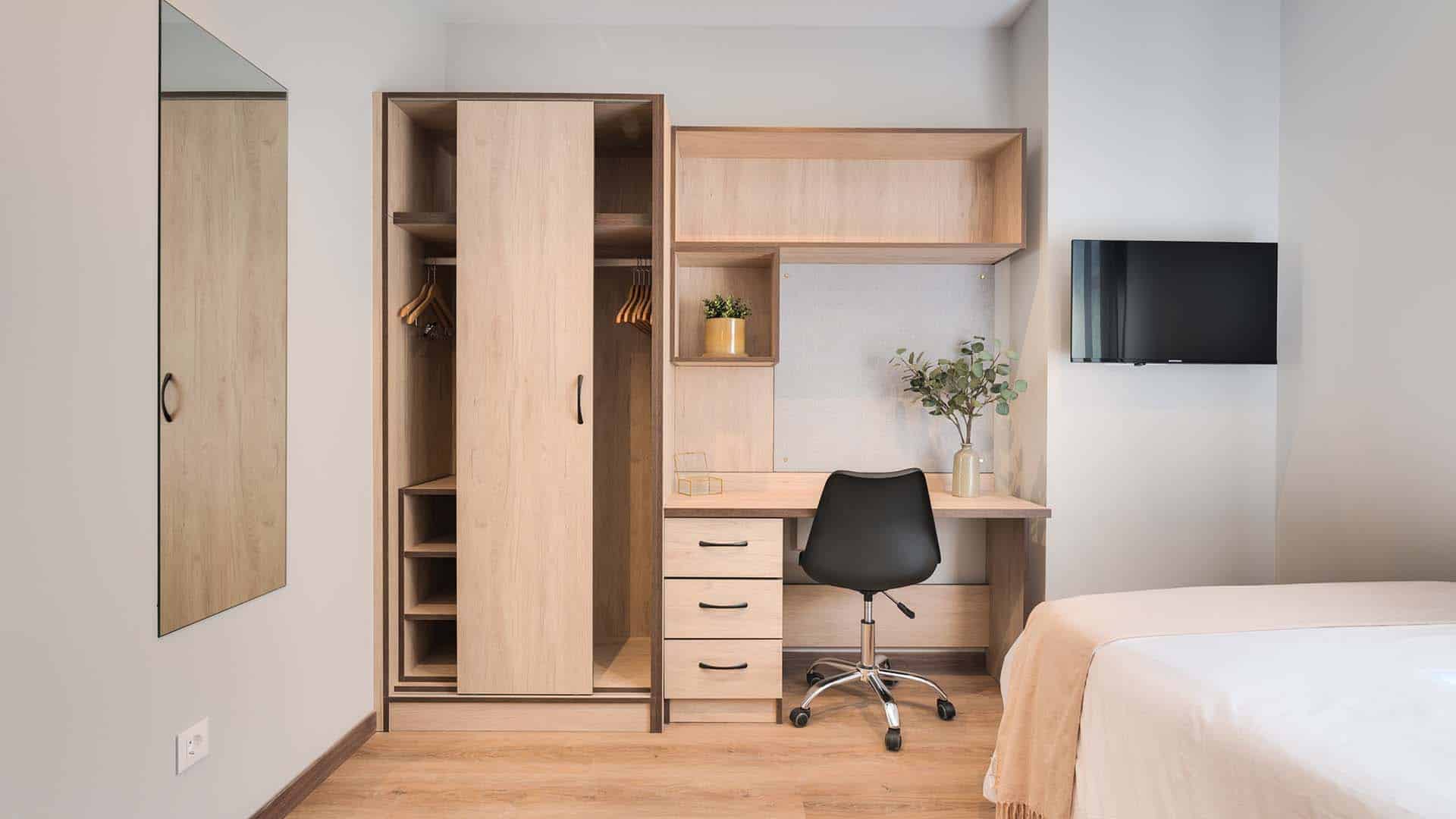 Exterior?w=400&h=260&fit=crop&q=40&auto=format&trim=auto