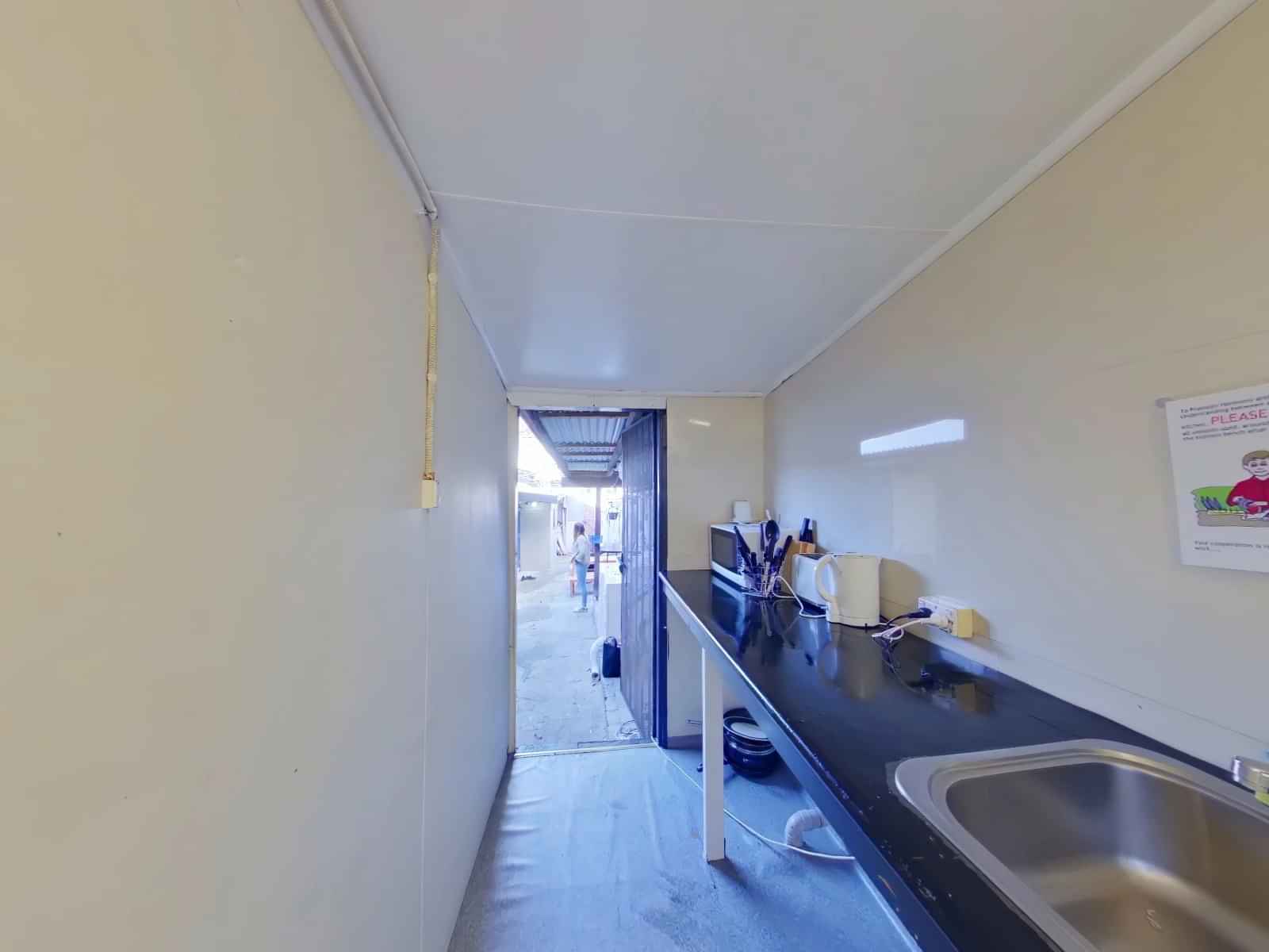 Exterior?w=400&h=260&fit=crop&q=40&auto=format&trim=auto