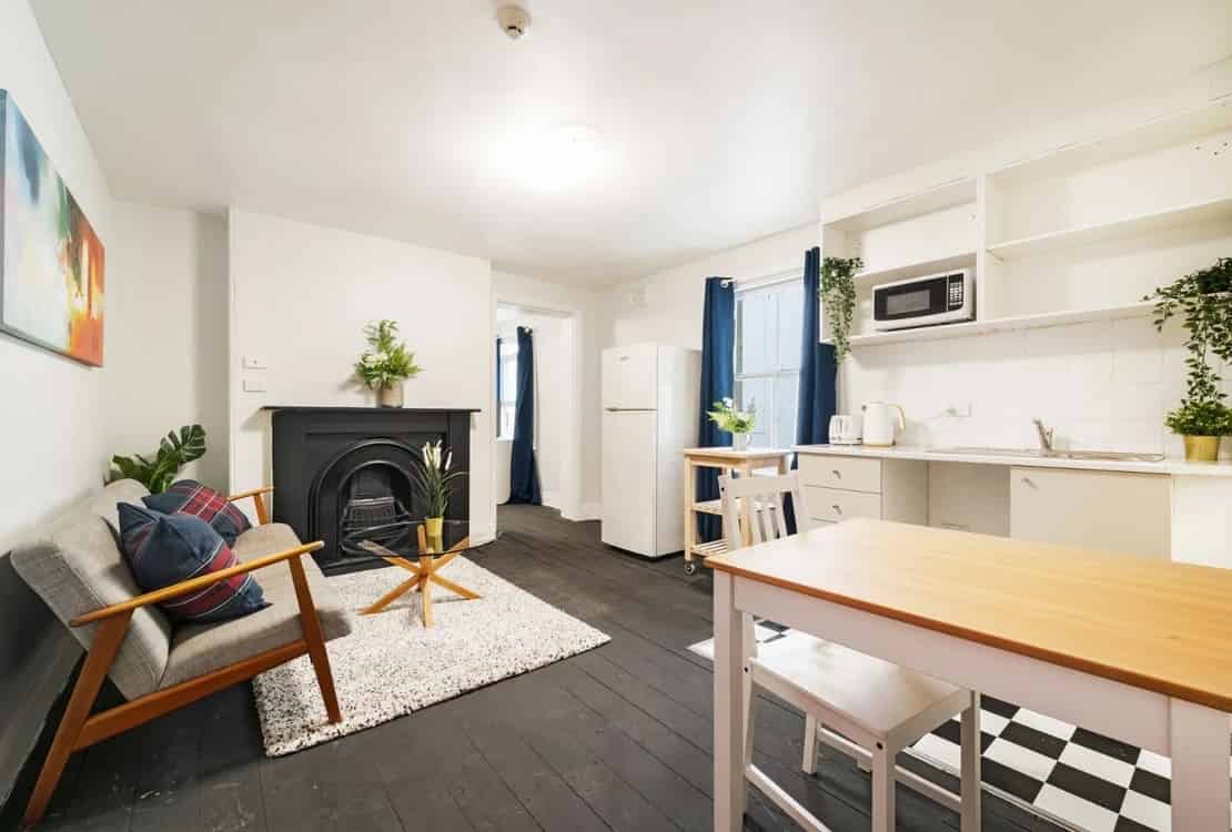 Room 9 - Bedroom?w=400&h=260&fit=crop&q=40&auto=format&trim=auto