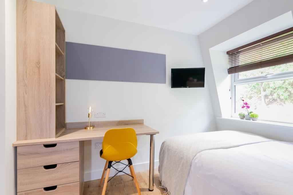 Room in a 5 Bedroom Apartment, 42 Bankfield Road, Huddersfield, HD1 3HR - Huddersfield, England, United Kingdom - Bedroom 1 - Bedroom