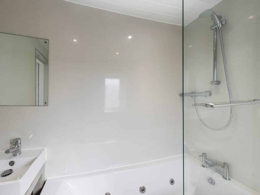 Room in a 5 Bedroom Apartment, 48 Ashford Street, Stoke-on-trent, ST4 2EH - Stoke-on-Trent, England, United Kingdom - Bedroom 2 - Bathroom