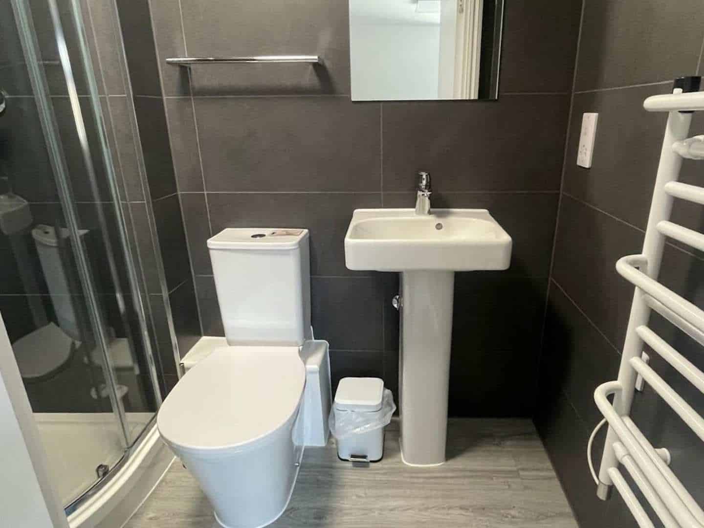 Studio - Bathroom?w=400&h=260&fit=crop&q=40&auto=format&trim=auto