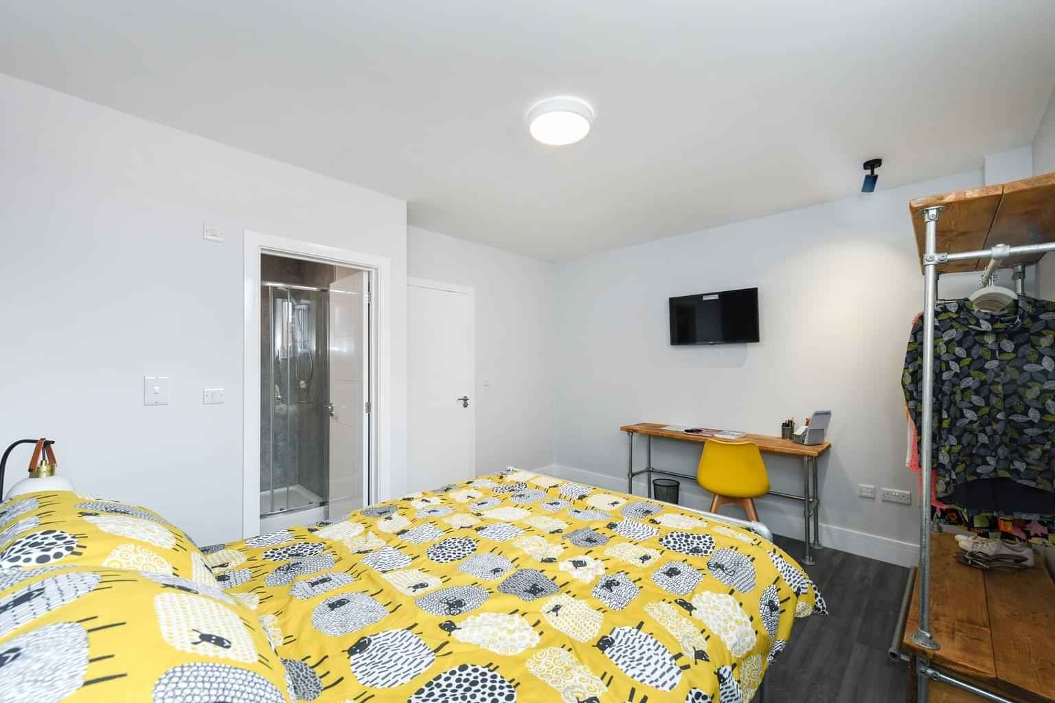 Exterior?w=400&h=260&fit=crop&q=40&auto=format&trim=auto