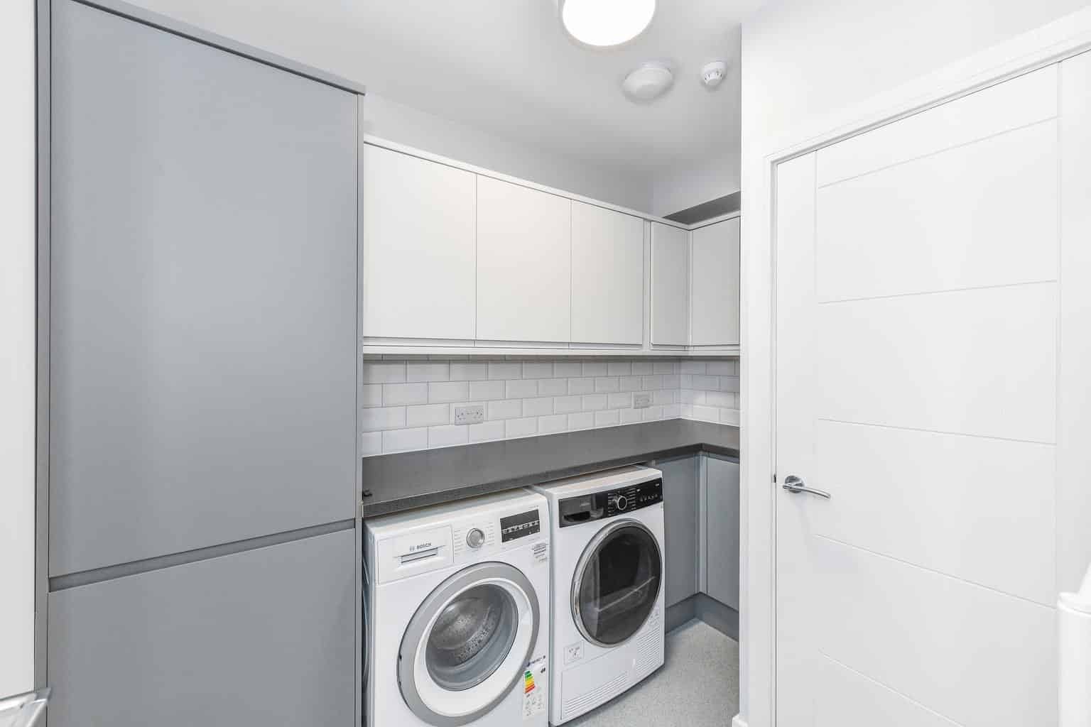 Exterior?w=400&h=260&fit=crop&q=40&auto=format&trim=auto