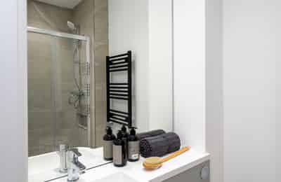 Room in a 3 Bedroom Apartment, 48 Park Street, Bristol, BS1 5JN (6) - Bristol, England, United Kingdom - Bedroom 1 - Amenities