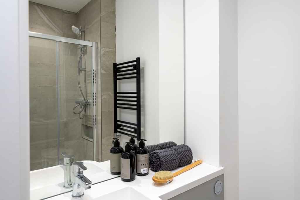 Room in a 3 Bedroom Apartment, 48 Park Street, Bristol, BS1 5JN (6) - Bristol, England, United Kingdom - Bedroom 3 - Amenities