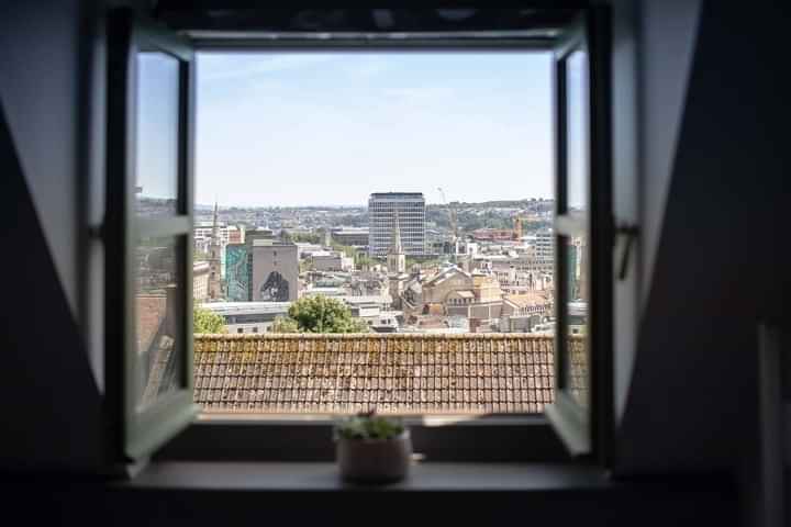 Studio - Amenities?w=400&h=260&fit=crop&q=40&auto=format&trim=auto