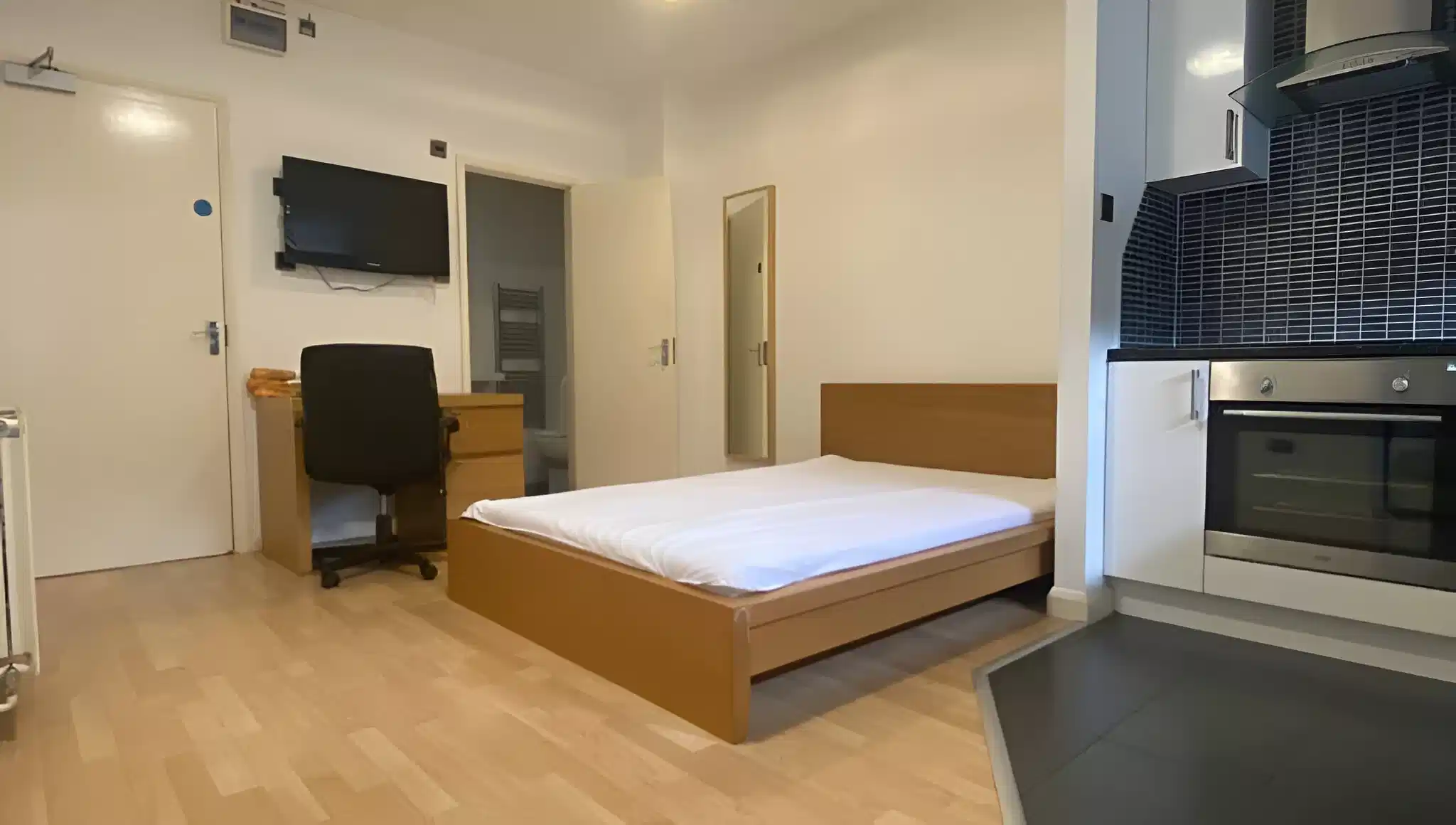35K Western Boulevard, Leicester - Leicester, England, United Kingdom - Large Premier Studios - Bedroom