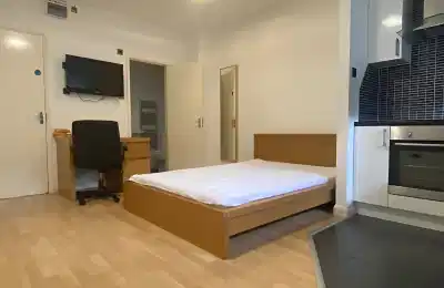 35K Western Boulevard, Leicester - Leicester, England, United Kingdom - Large Premier Studios - Bedroom