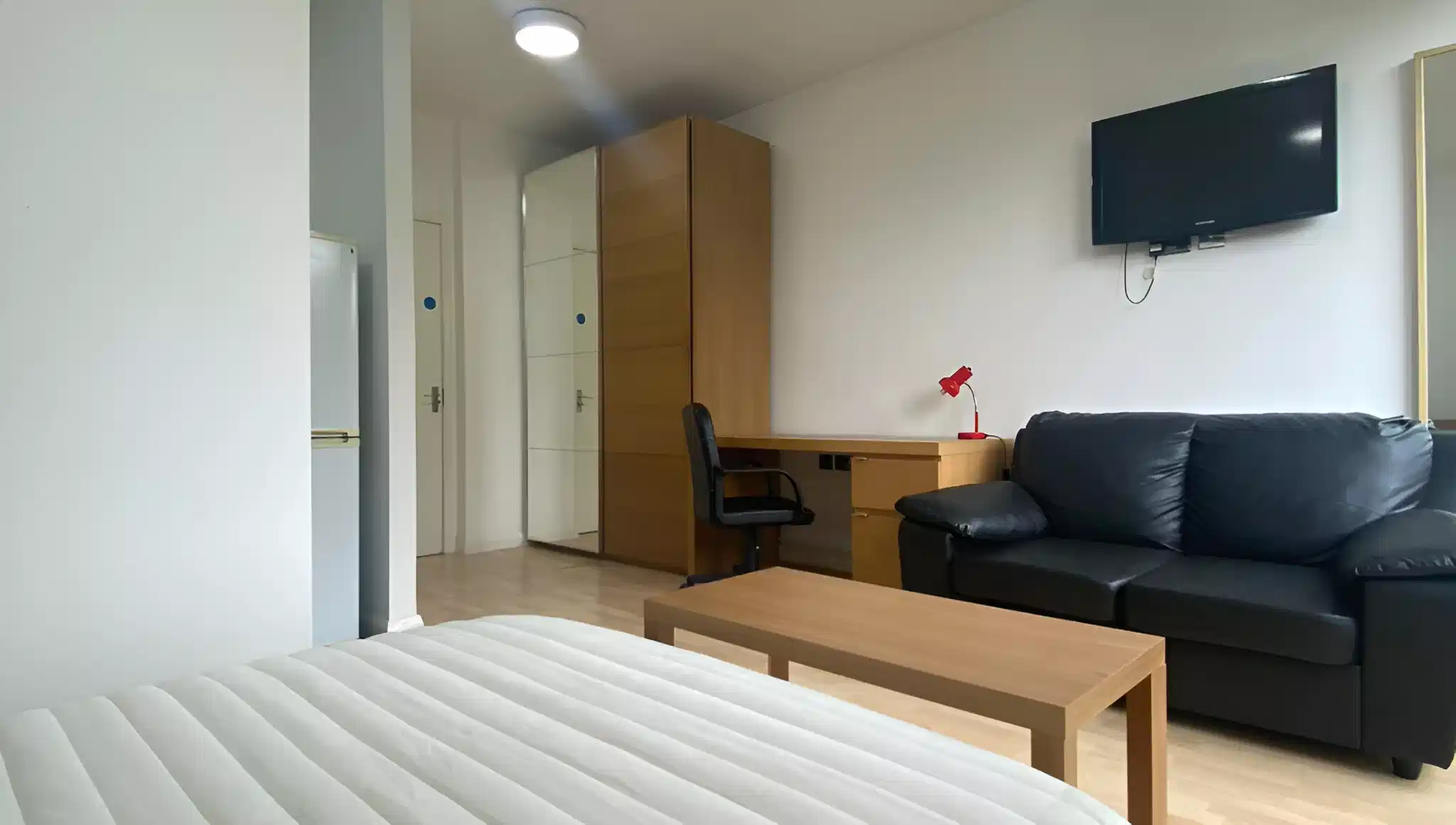 Large Premier Studios - Bedroom?w=400&h=260&fit=crop&q=40&auto=format&trim=auto