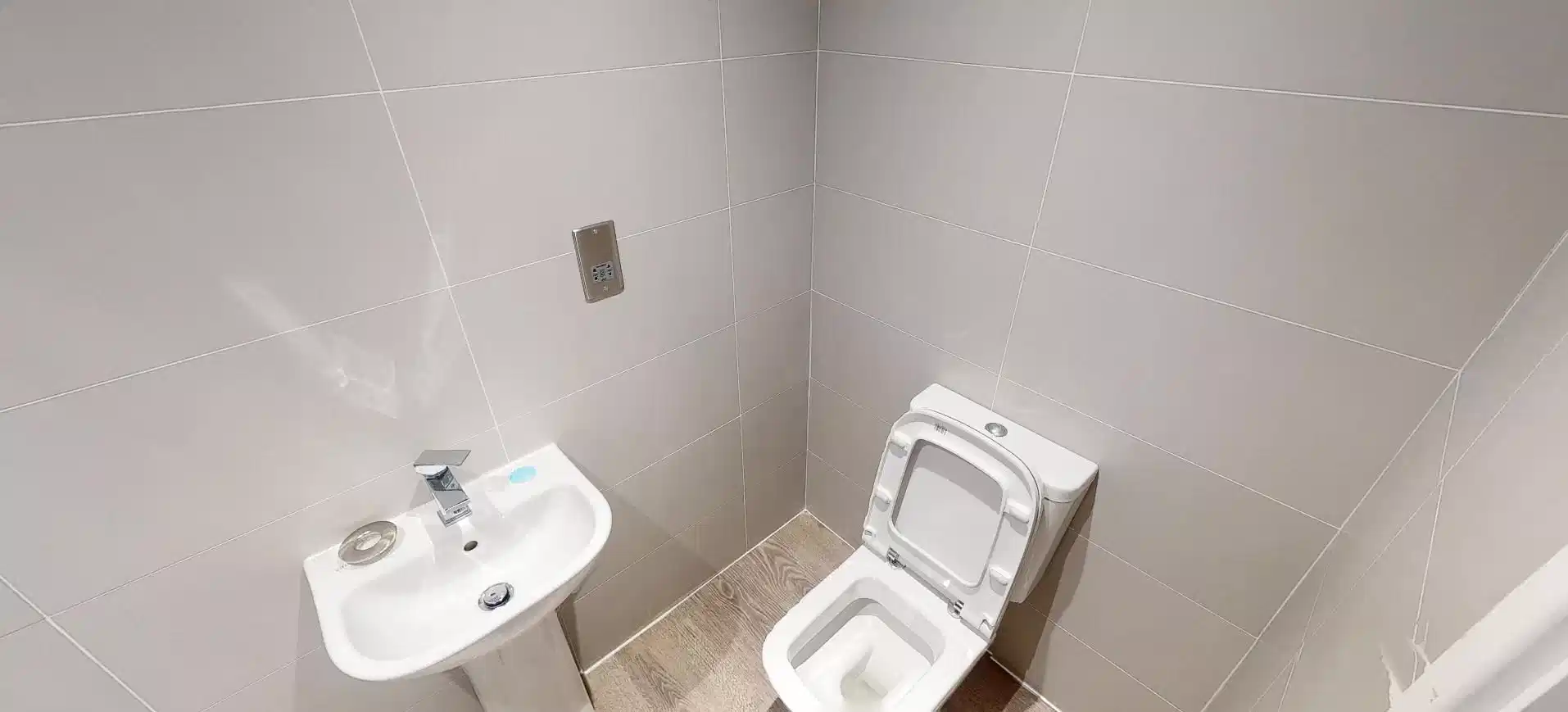 Amenities?w=400&h=260&fit=crop&q=40&auto=format&trim=auto