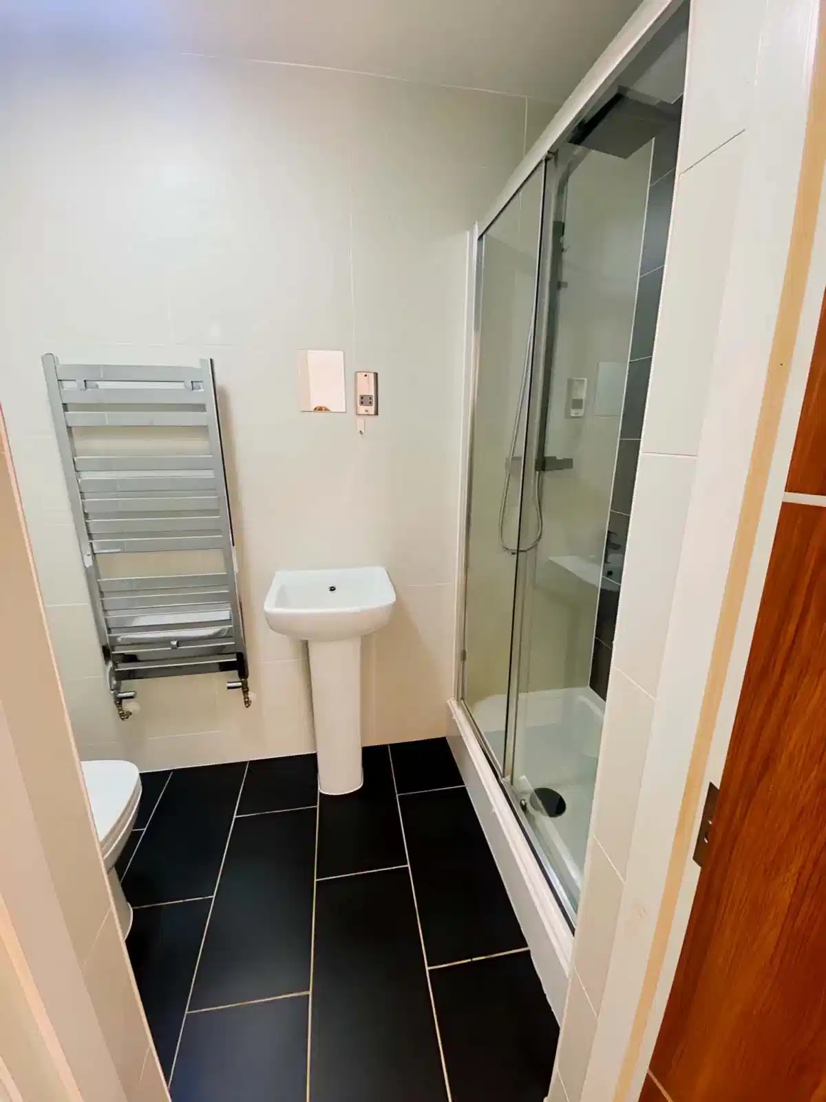 Bathroom?w=400&h=260&fit=crop&q=40&auto=format&trim=auto