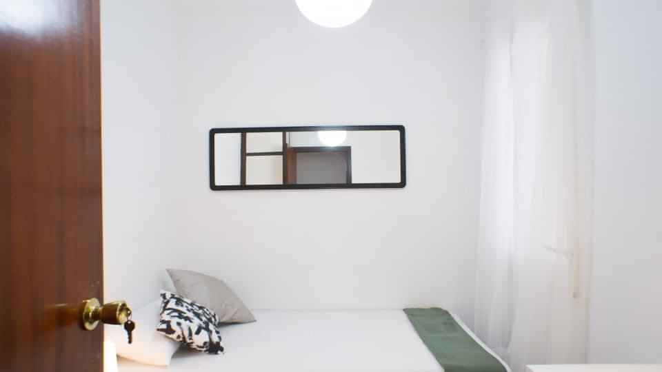 Bathroom?w=400&h=260&fit=crop&q=40&auto=format&trim=auto