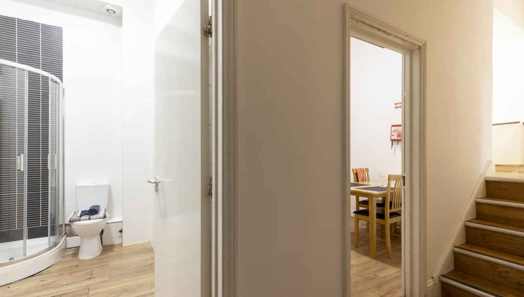 Bathroom?w=400&h=260&fit=crop&q=40&auto=format&trim=auto