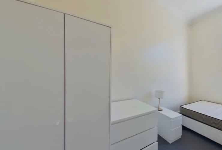 Exterior?w=400&h=260&fit=crop&q=40&auto=format&trim=auto