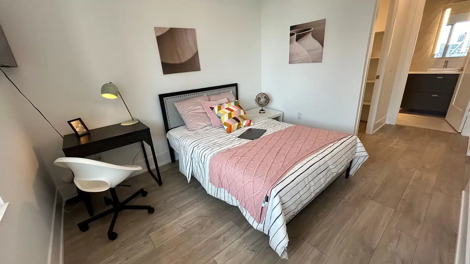 Amenities?w=400&h=260&fit=crop&q=40&auto=format&trim=auto