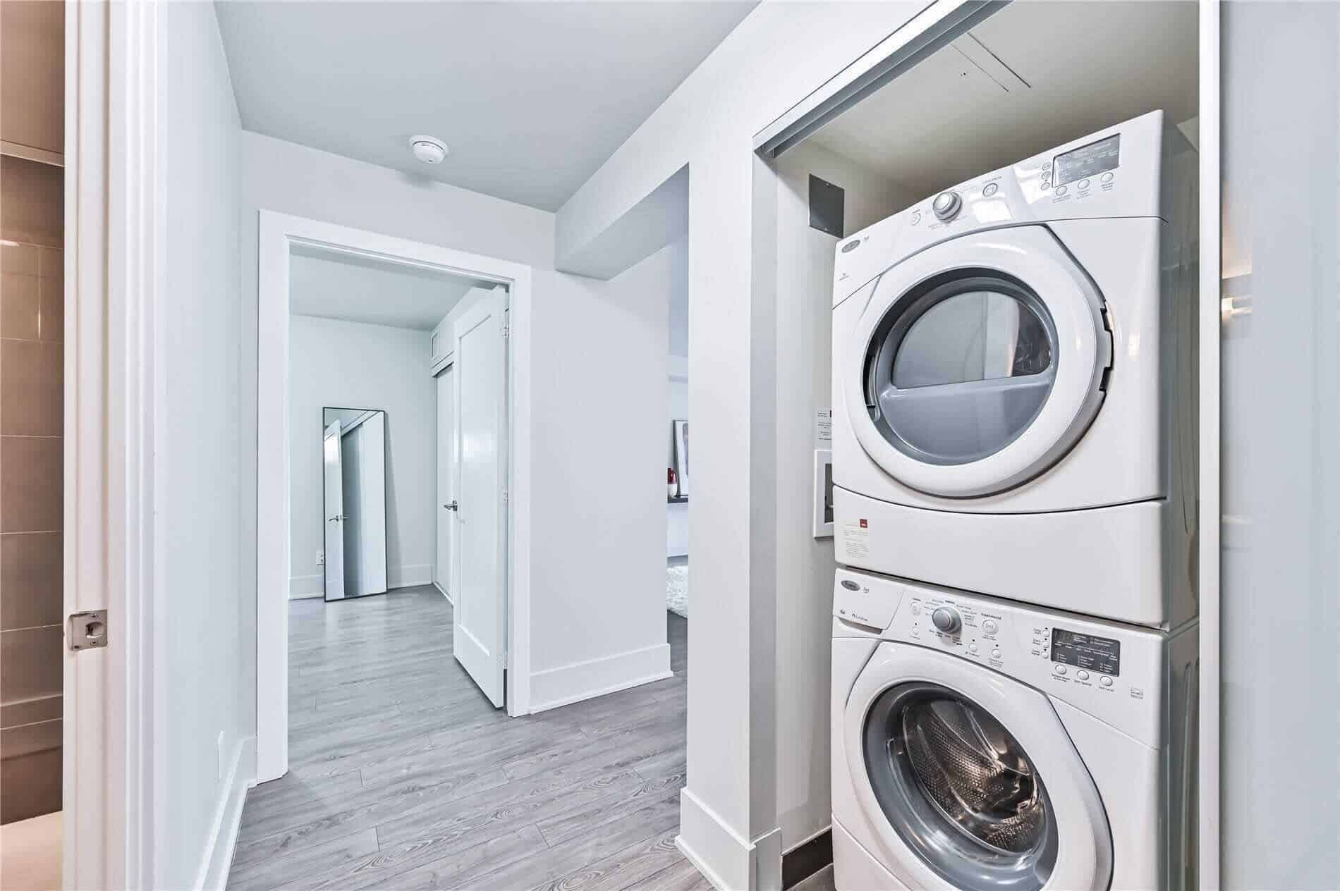 Exterior?w=400&h=260&fit=crop&q=40&auto=format&trim=auto