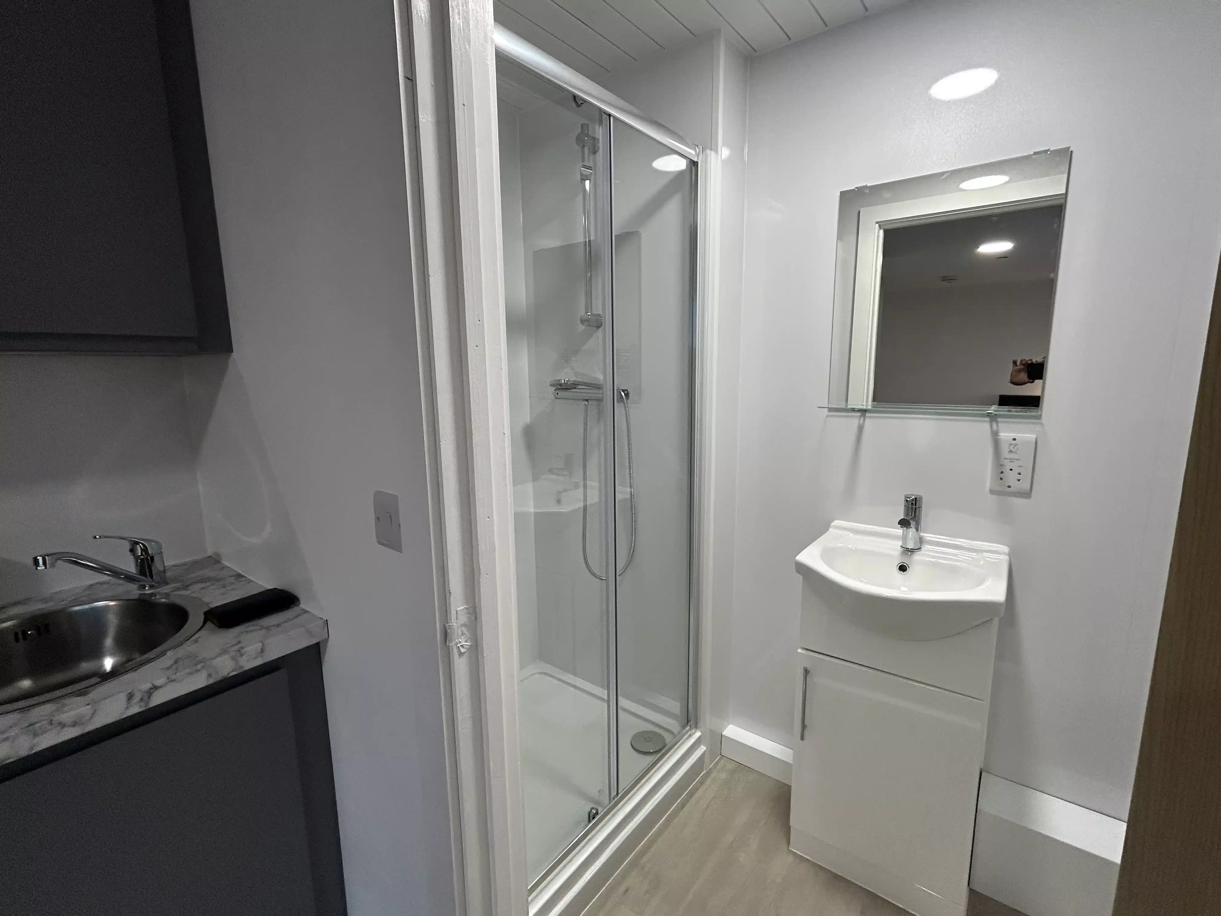 Exterior?w=400&h=260&fit=crop&q=40&auto=format&trim=auto