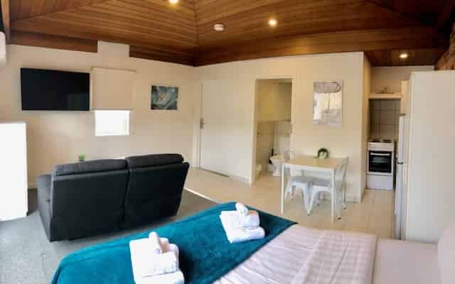 Room 2 - Bathroom?w=400&h=260&fit=crop&q=40&auto=format&trim=auto