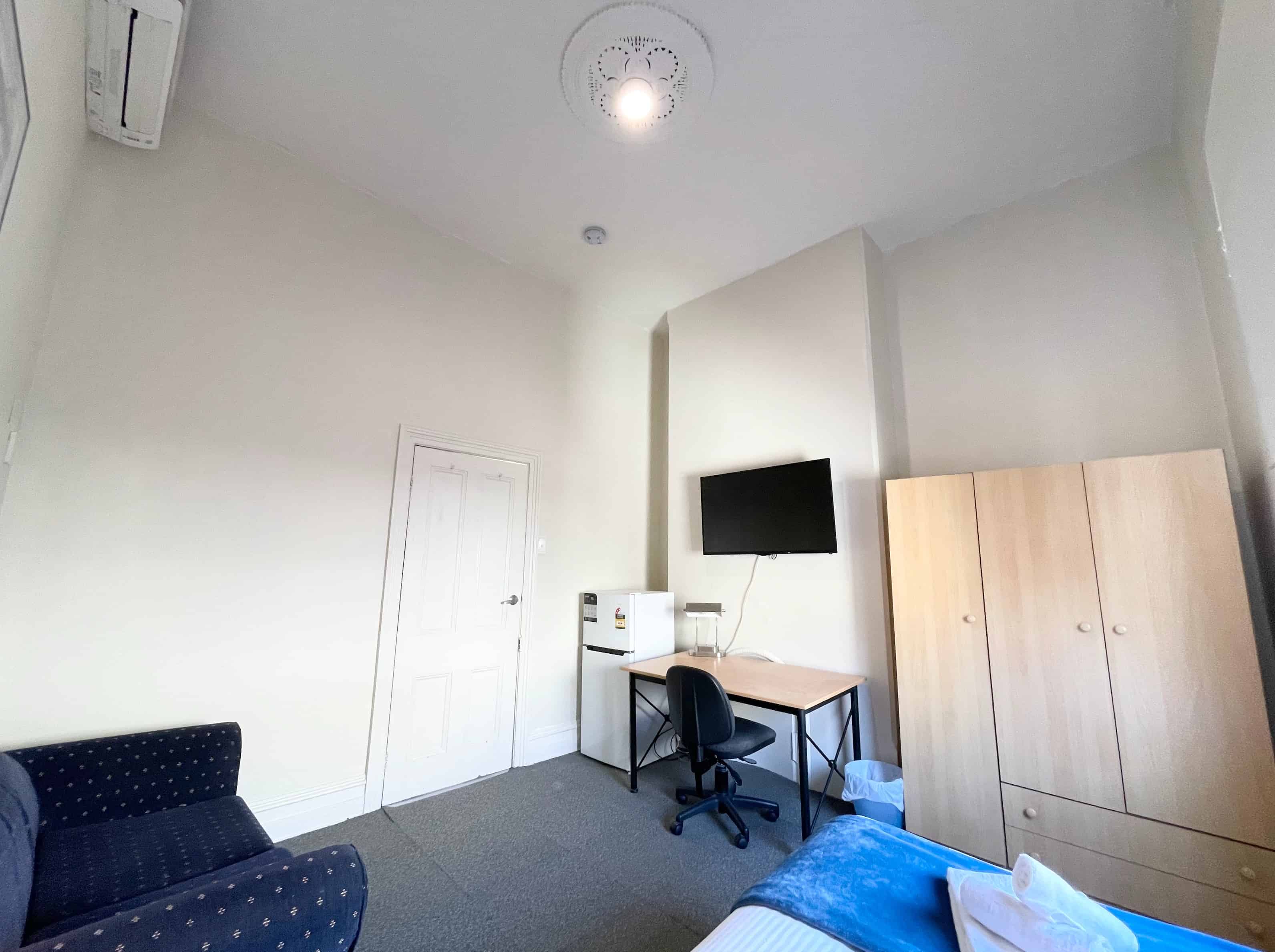 Room 2 (Non Ensuite) - Bedroom?w=400&h=260&fit=crop&q=40&auto=format&trim=auto