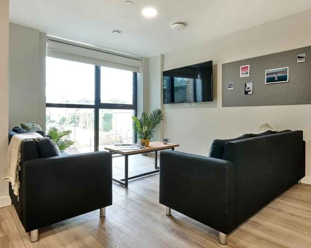 Common Area?w=400&h=260&fit=crop&q=40&auto=format&trim=auto