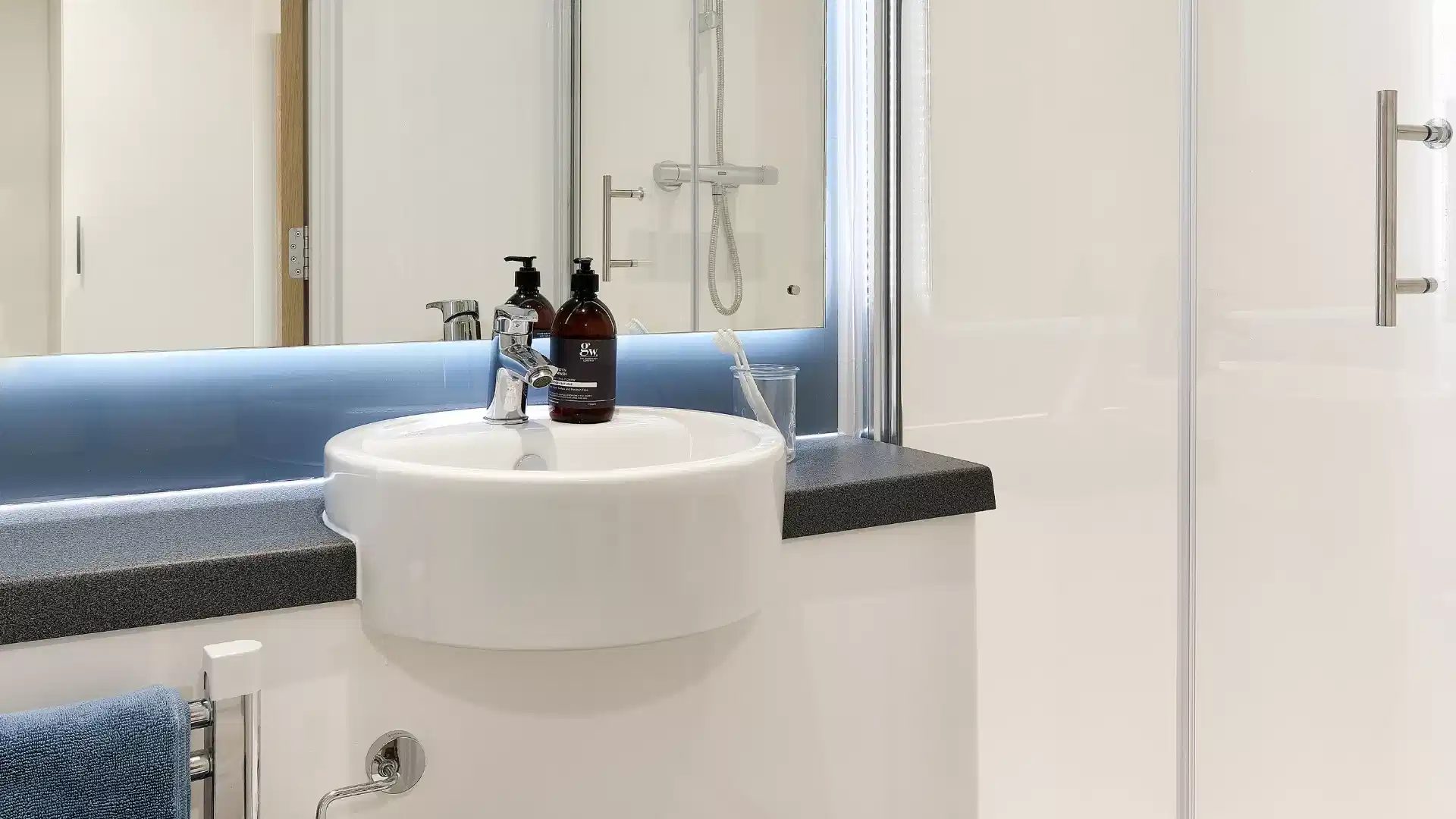 Common Area?w=400&h=260&fit=crop&q=40&auto=format&trim=auto