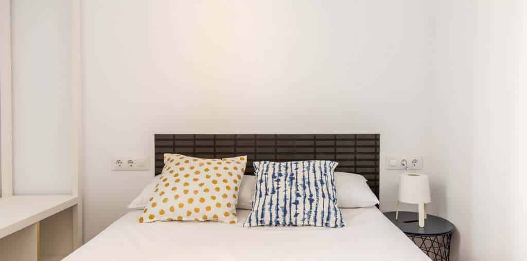 Bathroom?w=400&h=260&fit=crop&q=40&auto=format&trim=auto