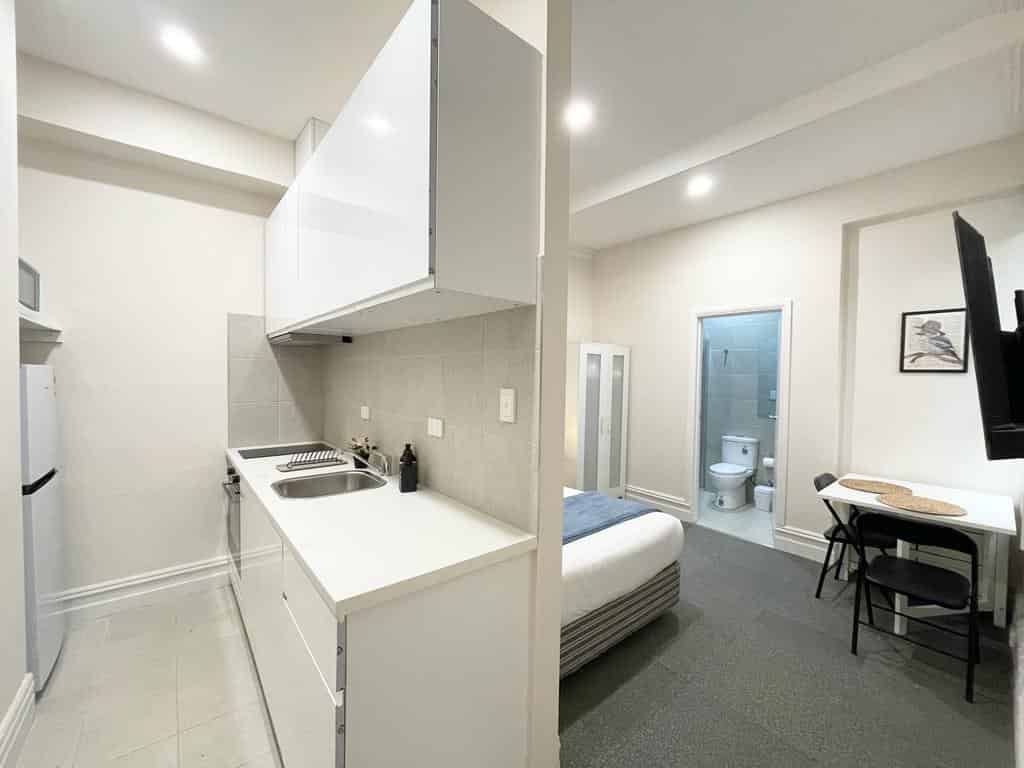 Studio 1 - Bathroom?w=400&h=260&fit=crop&q=40&auto=format&trim=auto