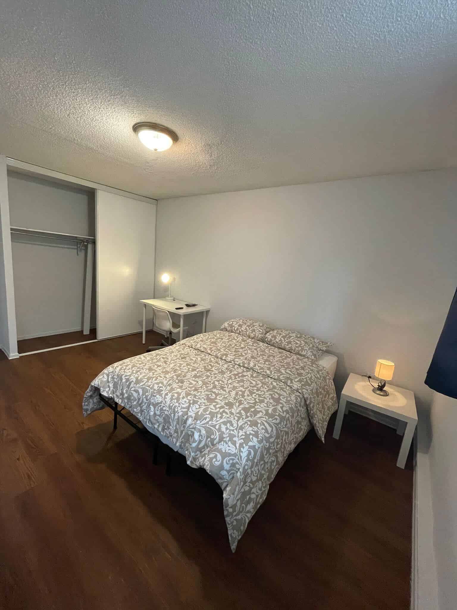 Bedroom?w=400&h=260&fit=crop&q=40&auto=format&trim=auto