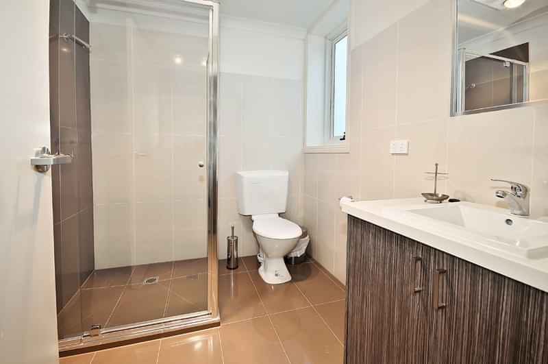 Exterior?w=400&h=260&fit=crop&q=40&auto=format&trim=auto