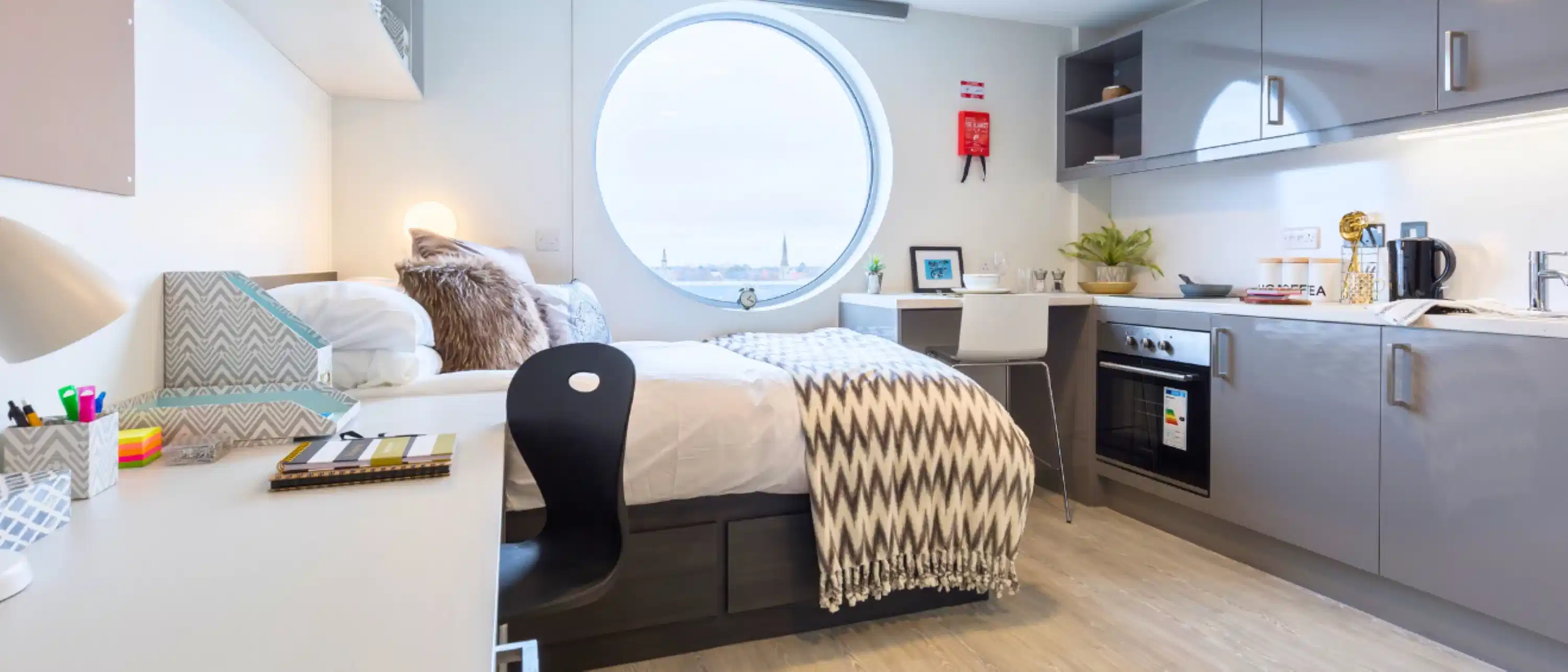 Common Area?w=400&h=260&fit=crop&q=40&auto=format&trim=auto