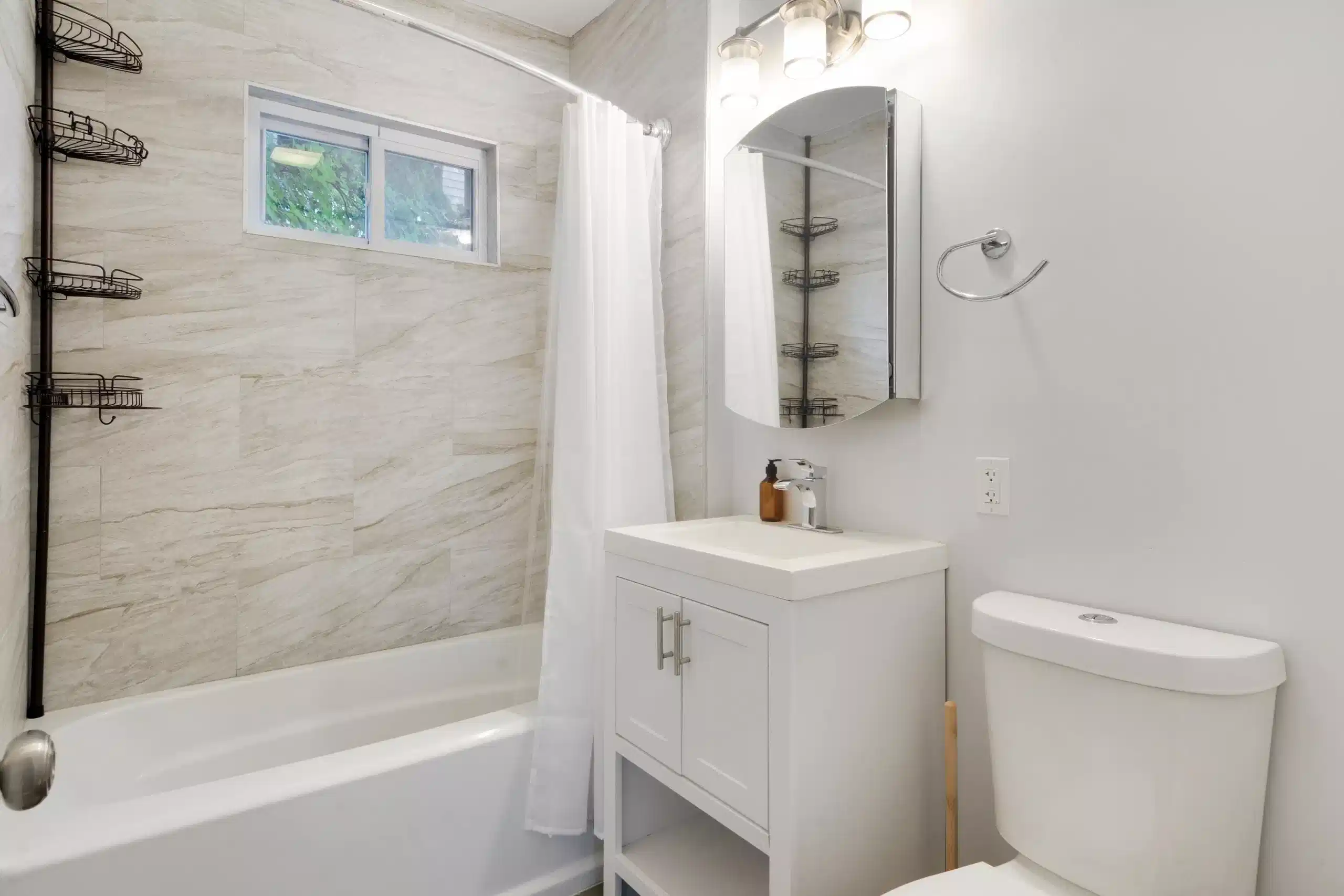 Bathroom?w=400&h=260&fit=crop&q=40&auto=format&trim=auto