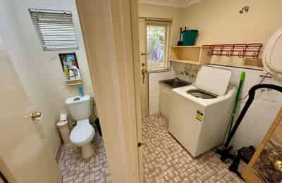 Common Area?w=400&h=260&fit=crop&q=40&auto=format&trim=auto