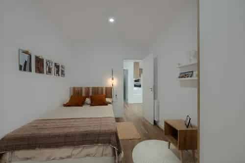 Exterior?w=400&h=260&fit=crop&q=40&auto=format&trim=auto