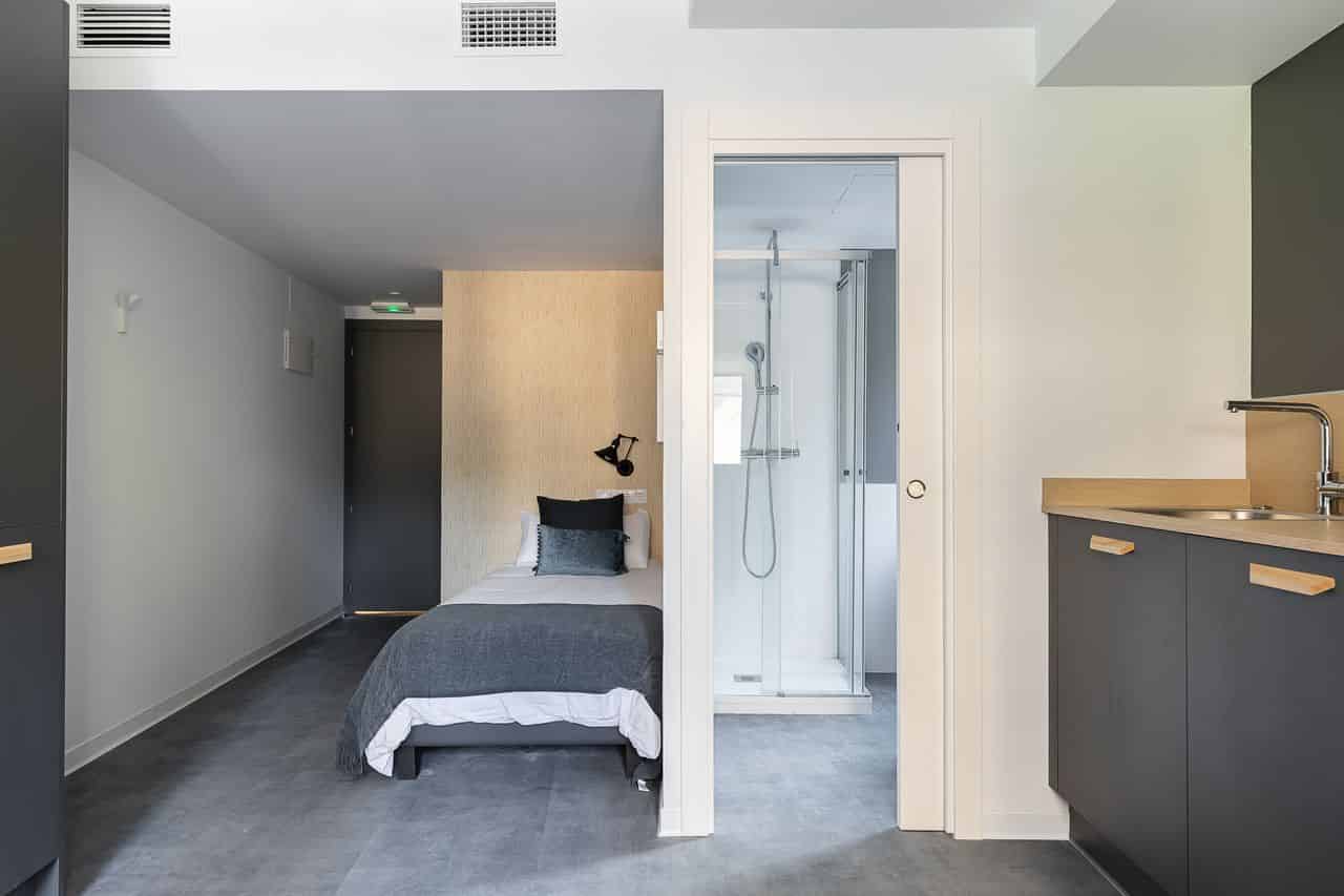 Common Area?w=400&h=260&fit=crop&q=40&auto=format&trim=auto