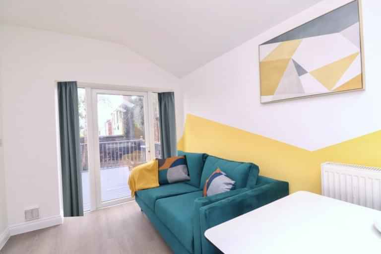 Exterior?w=400&h=260&fit=crop&q=40&auto=format&trim=auto